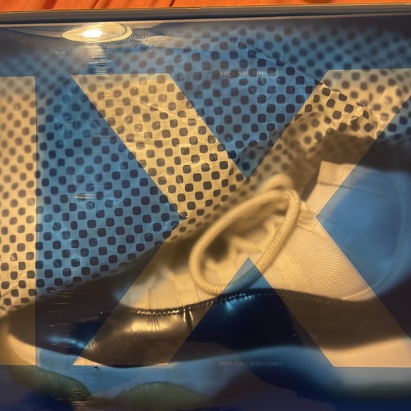 Air Jordan 11 Retro - Picture 5 of 7